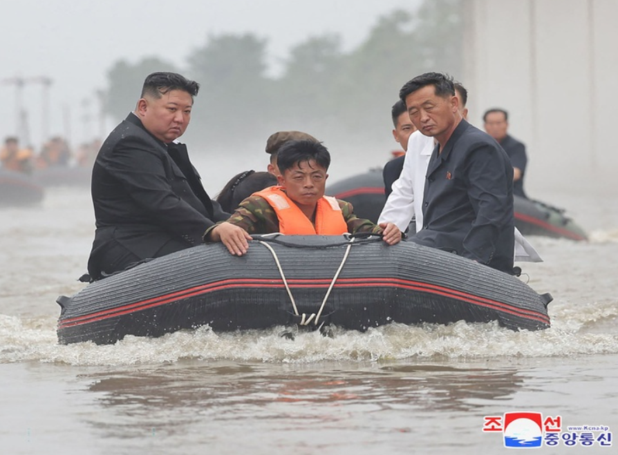 7775791 ▲▼金正恩搭救生艇勘災。(圖/朝中社)