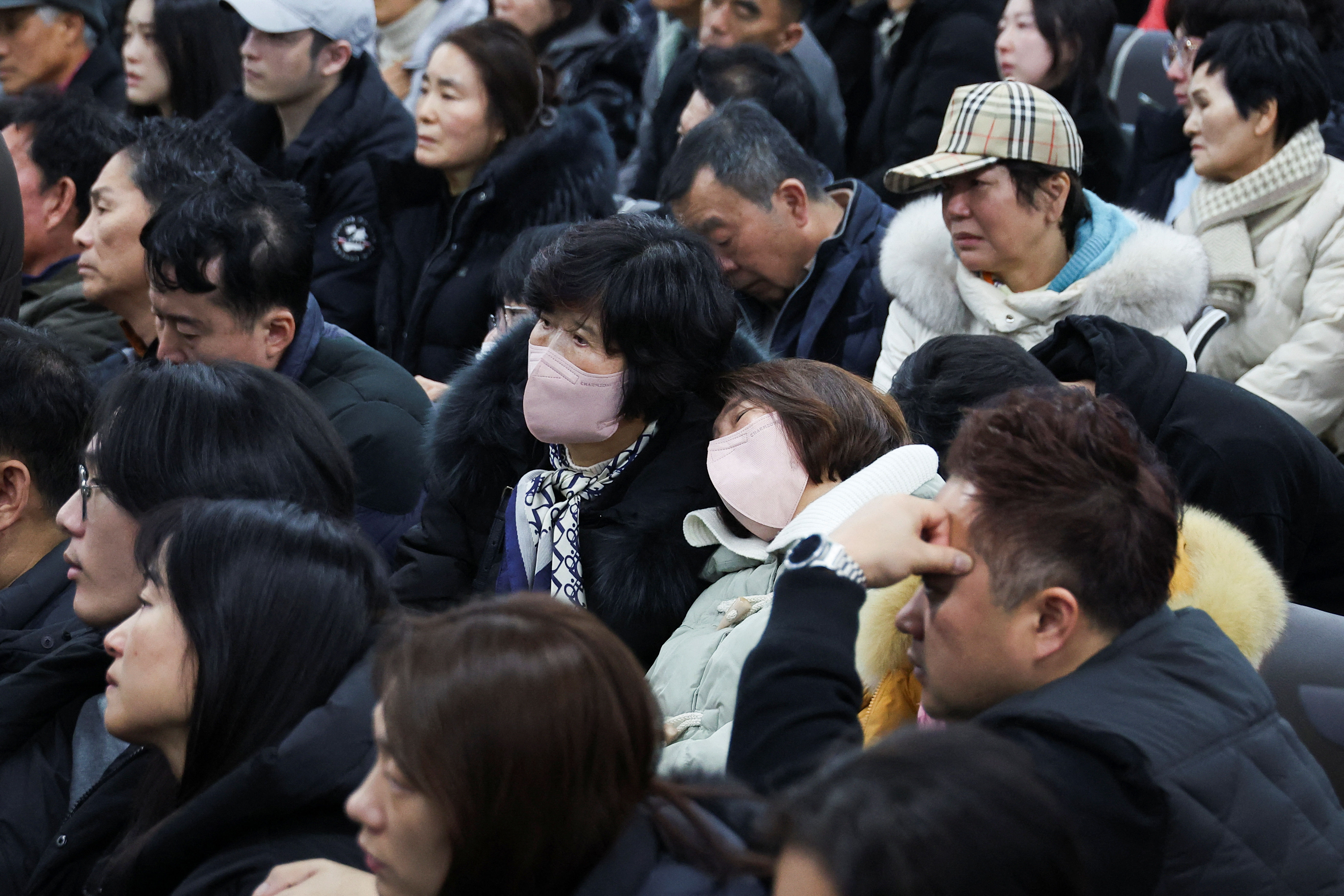 8020212-1 ▲▼濟州航空失事班機的乘客家屬焦急地聚集在務安機場。(圖/路透)