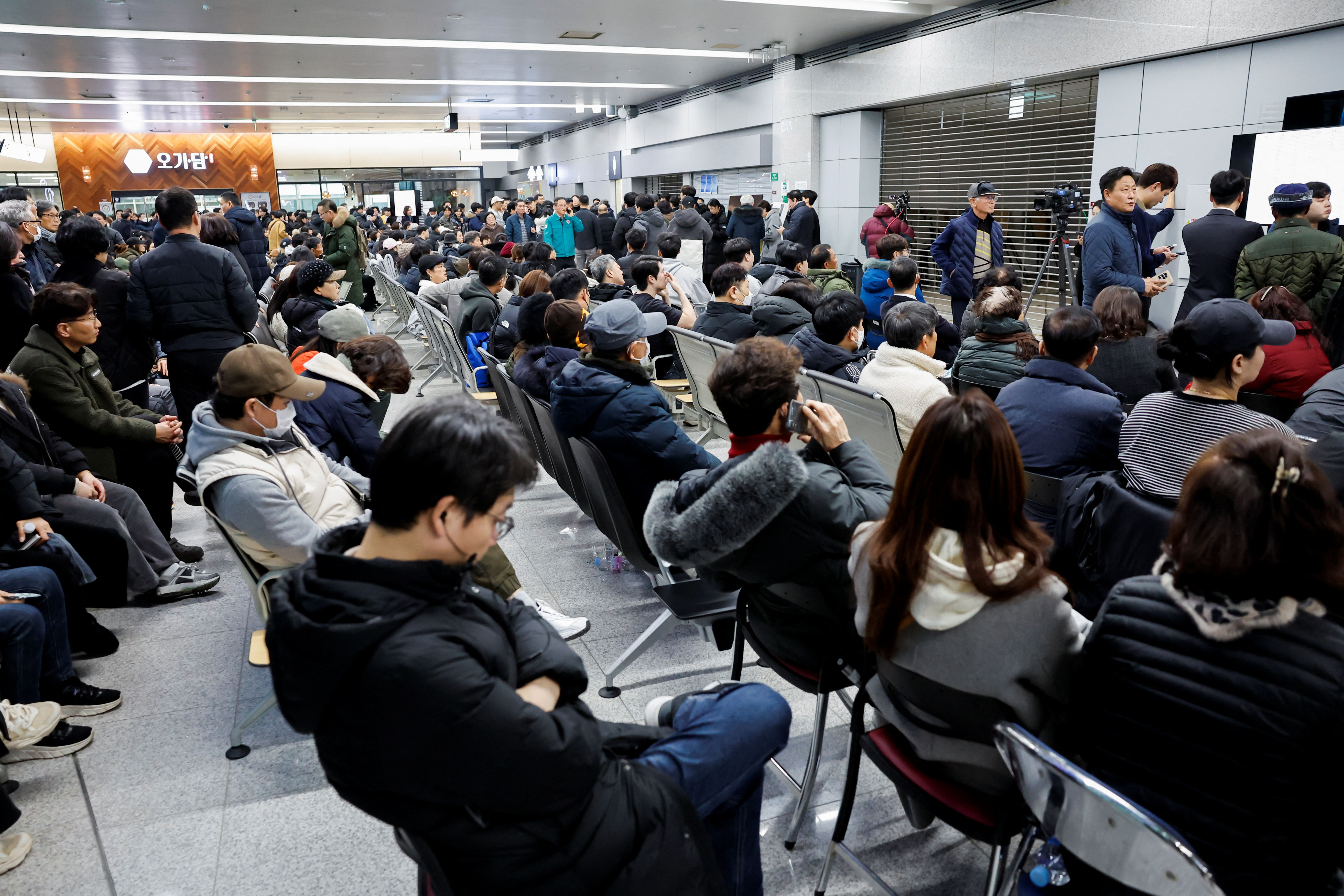 8020354-2 ▲▼ 南韓濟州航空墜毀。圖為機上乘客家屬。(圖/路透)