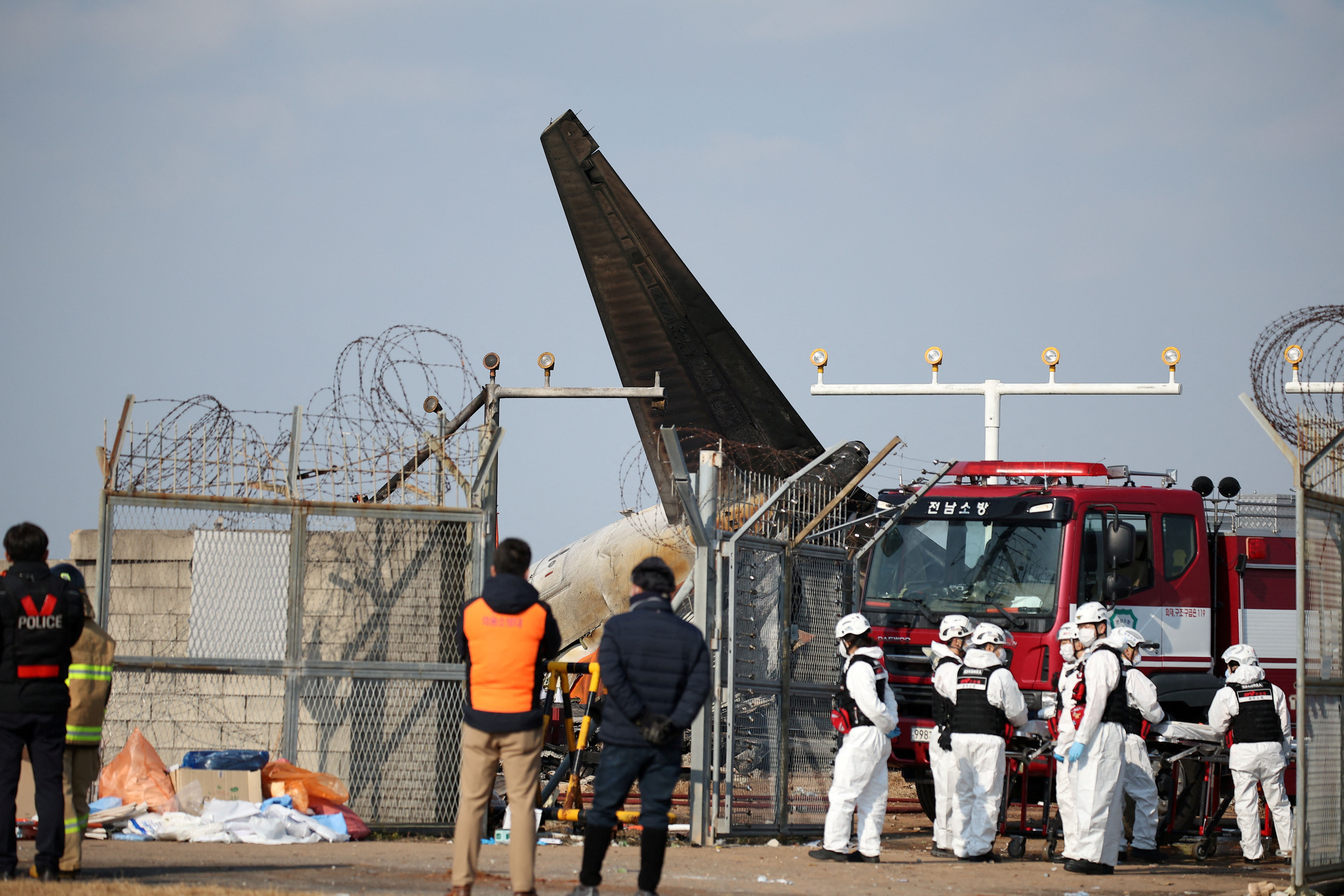 ▲▼濟州航空失事179死、2空服員獲救，為南韓境內最嚴重空難。（圖／路透）