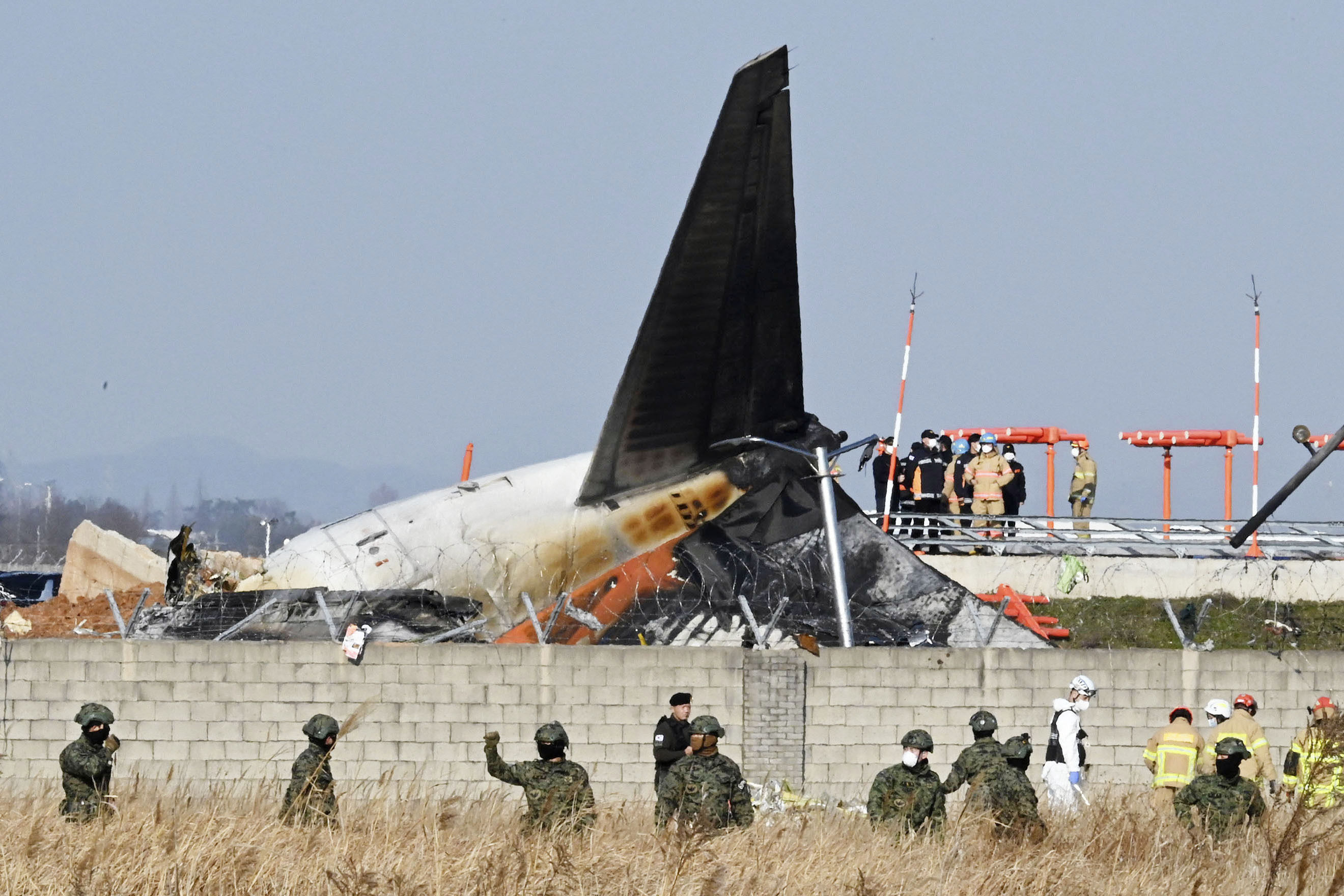 8022542-4 ▲▼濟州航空波音客機29日上午衝撞務安機場跑道尾端的混凝土牆,牆上設有協助飛機降落的儀器降落系統。(圖/達志影像)