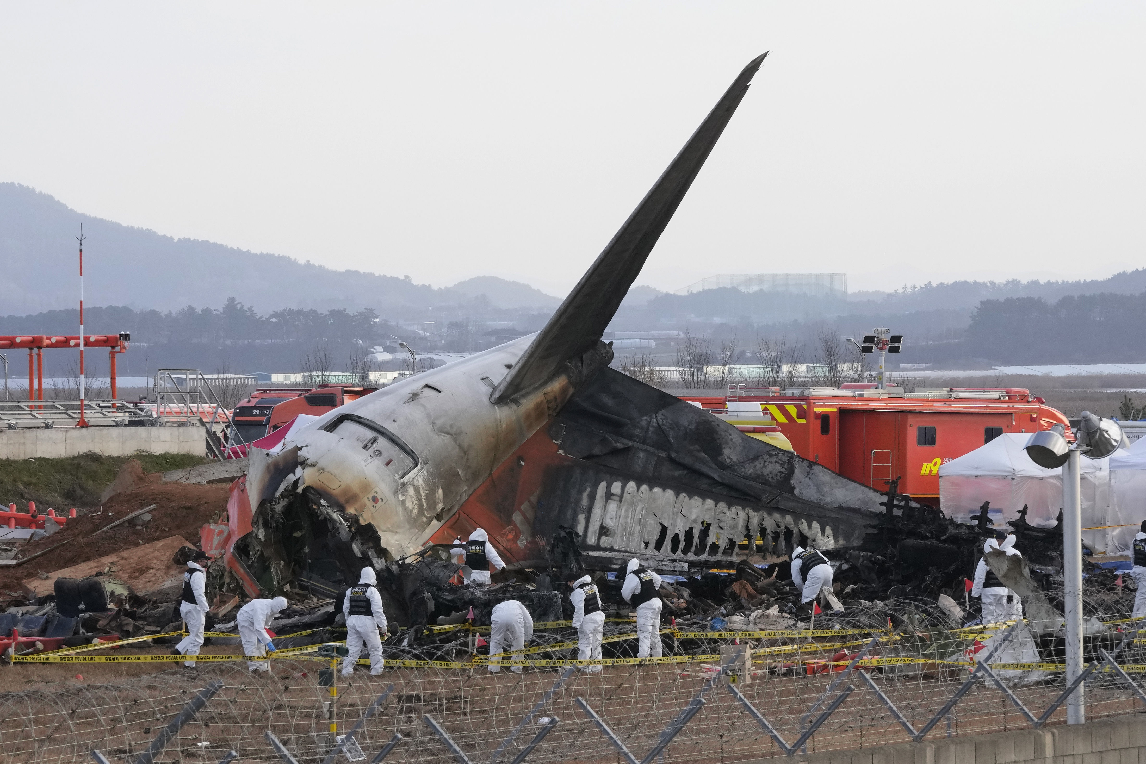 8022846-1 ▲▼ 南韓濟州航空波音客機29日在務安機場墜毀。(圖/達志影像/美聯社)