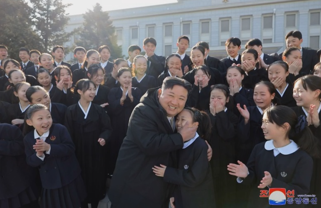 8029521 ▲▼金正恩熊抱女童。(圖/朝中社)