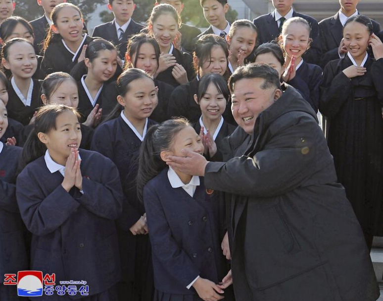 8029522 ▲▼金正恩熊抱女童。(圖/朝中社)
