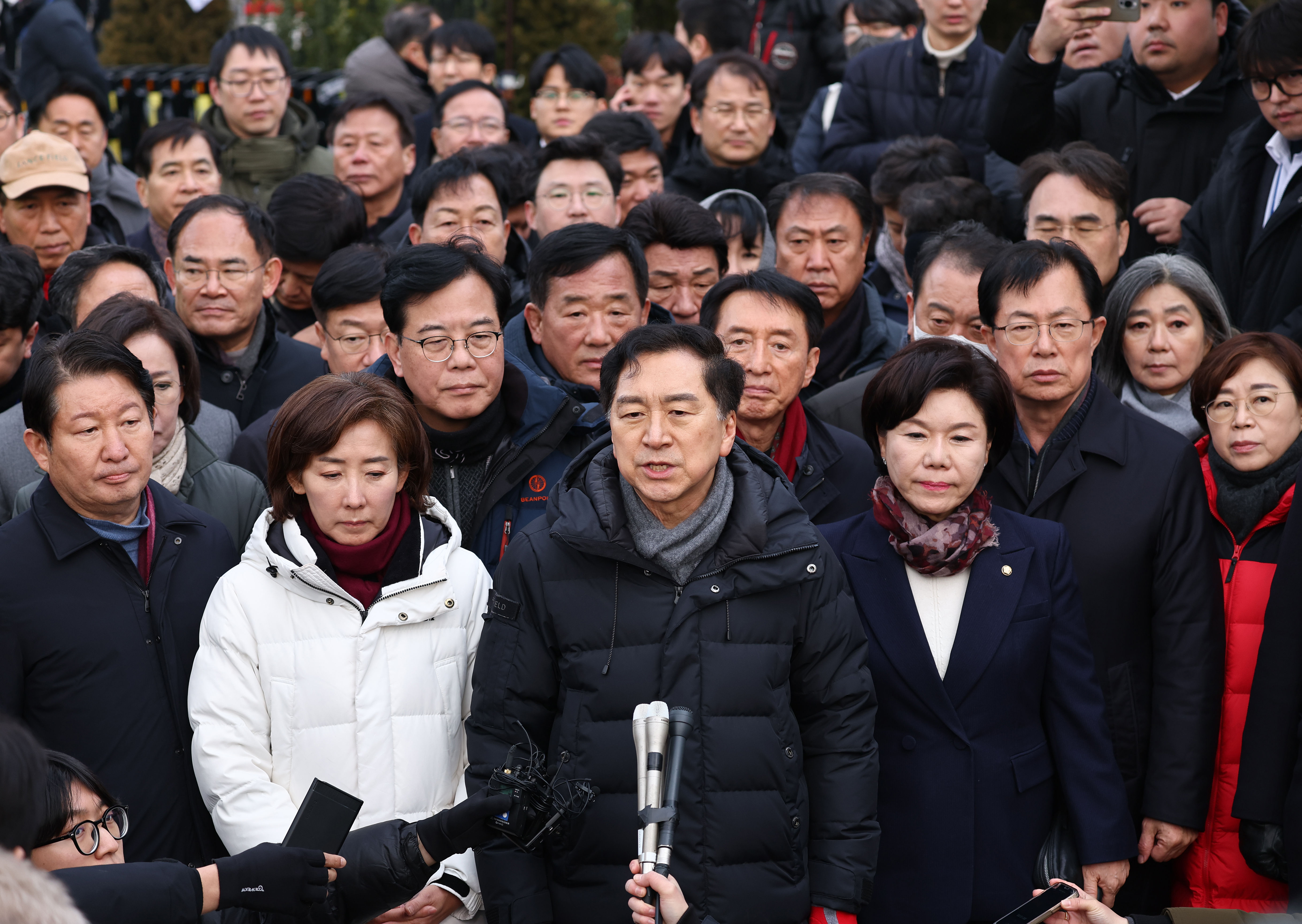 8035223 ▲▼金起炫、羅卿瑗(現改為羅景垣)等40多名執政黨國民力量國會議員聚集在總統官邸前,發表反對執行逮捕令之立場。(圖/達志影像/newscom)