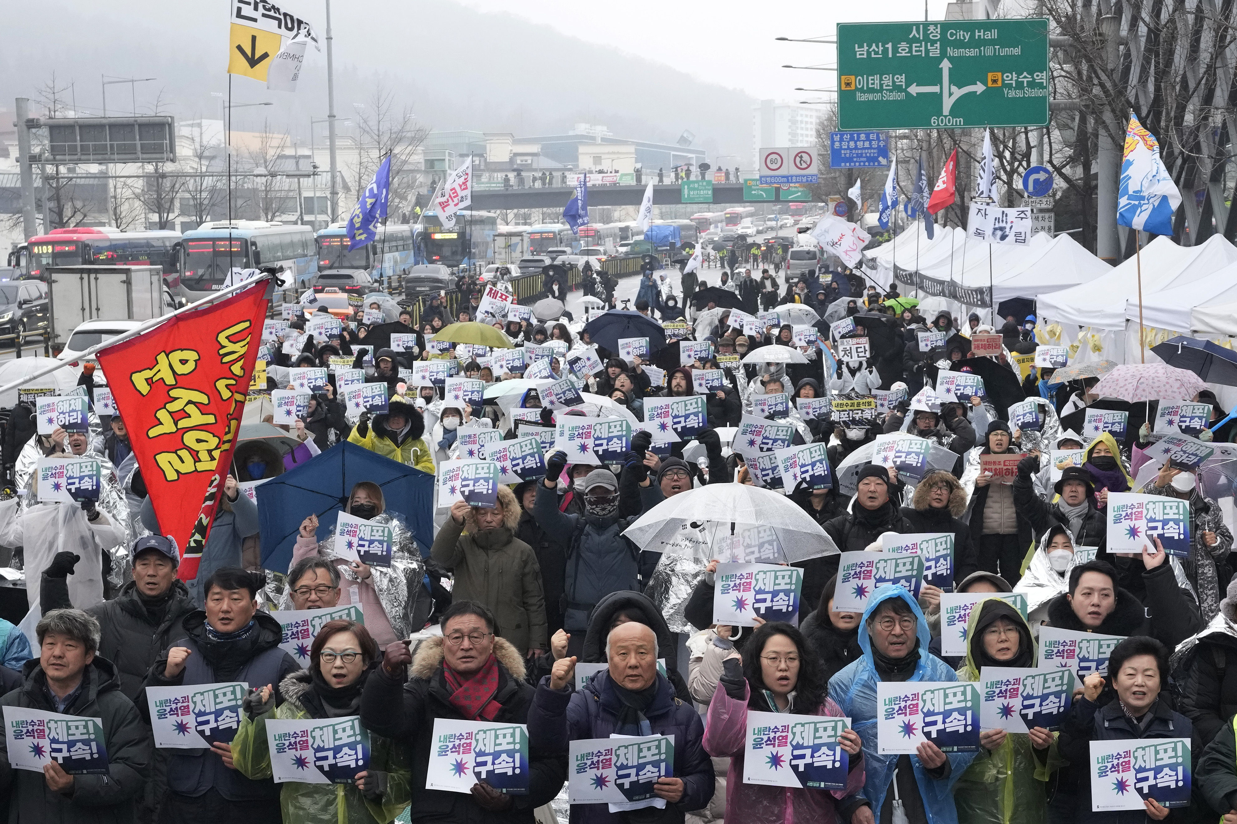 8035228 ▲▼大批民眾聚集首爾市龍山區漢南洞,呼籲逮捕總統尹錫悅。(圖/達志影像/美聯社)