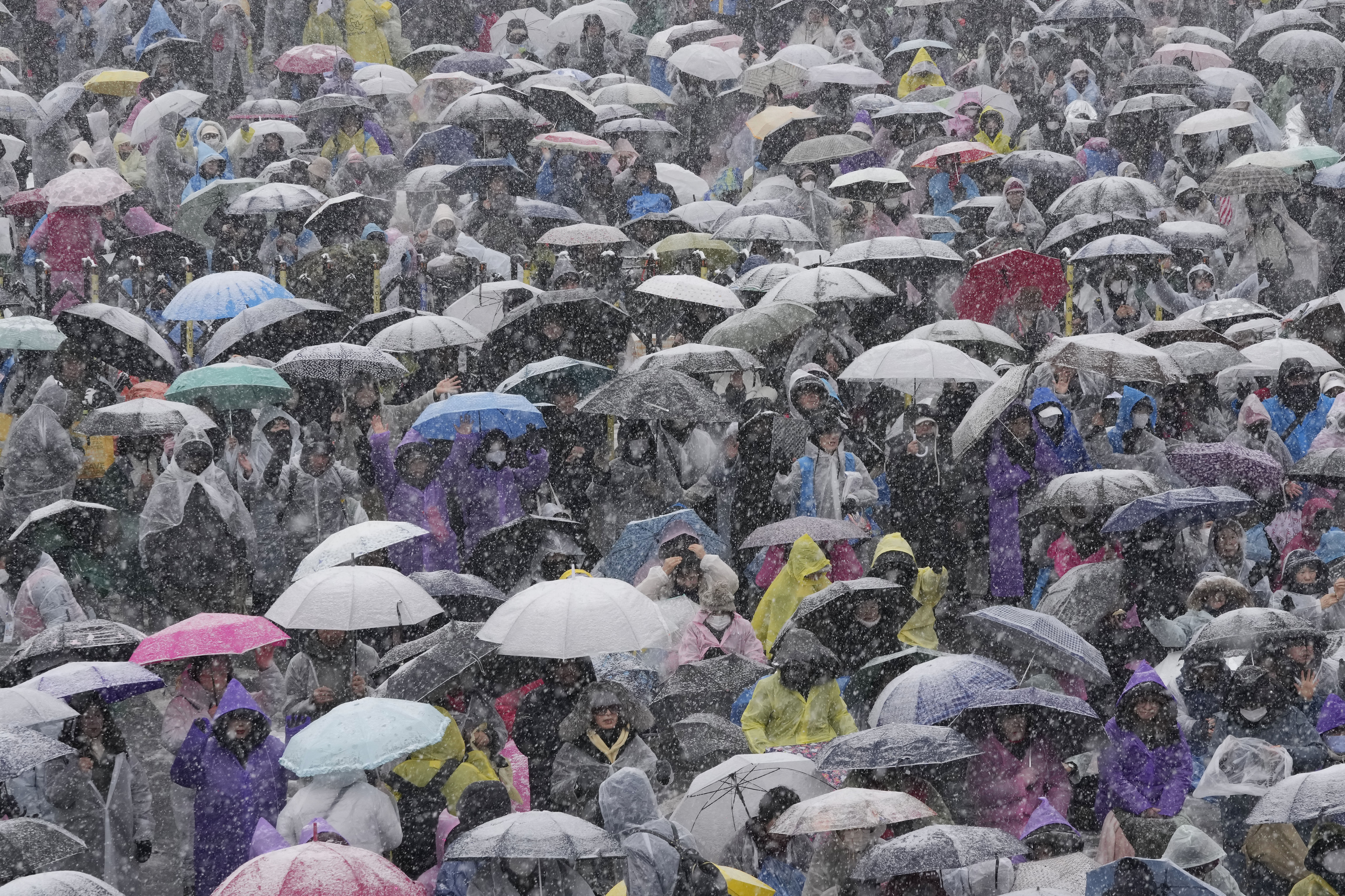 ▲▼南韓最近寒流來襲，首爾也有降雪，然而民眾卻仍冒著嚴寒前往首爾市龍山區漢南洞聲援尹錫悅。（圖／達志影像／美聯社）
