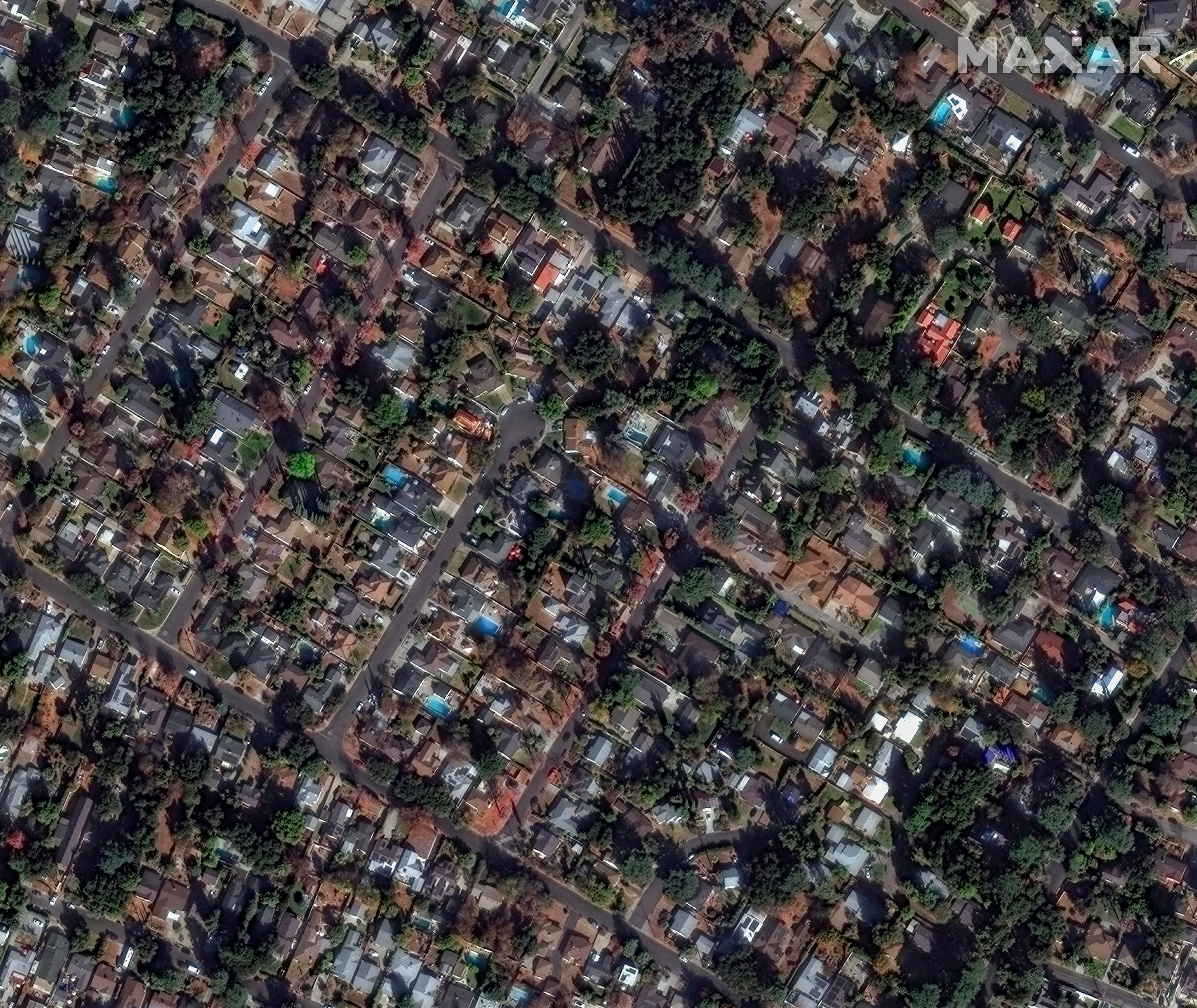 8038642-1 ▲▼ 美國洛杉磯野火。圖為阿爾塔迪納(Altadena)野火肆虐前後對照。(圖/路透)