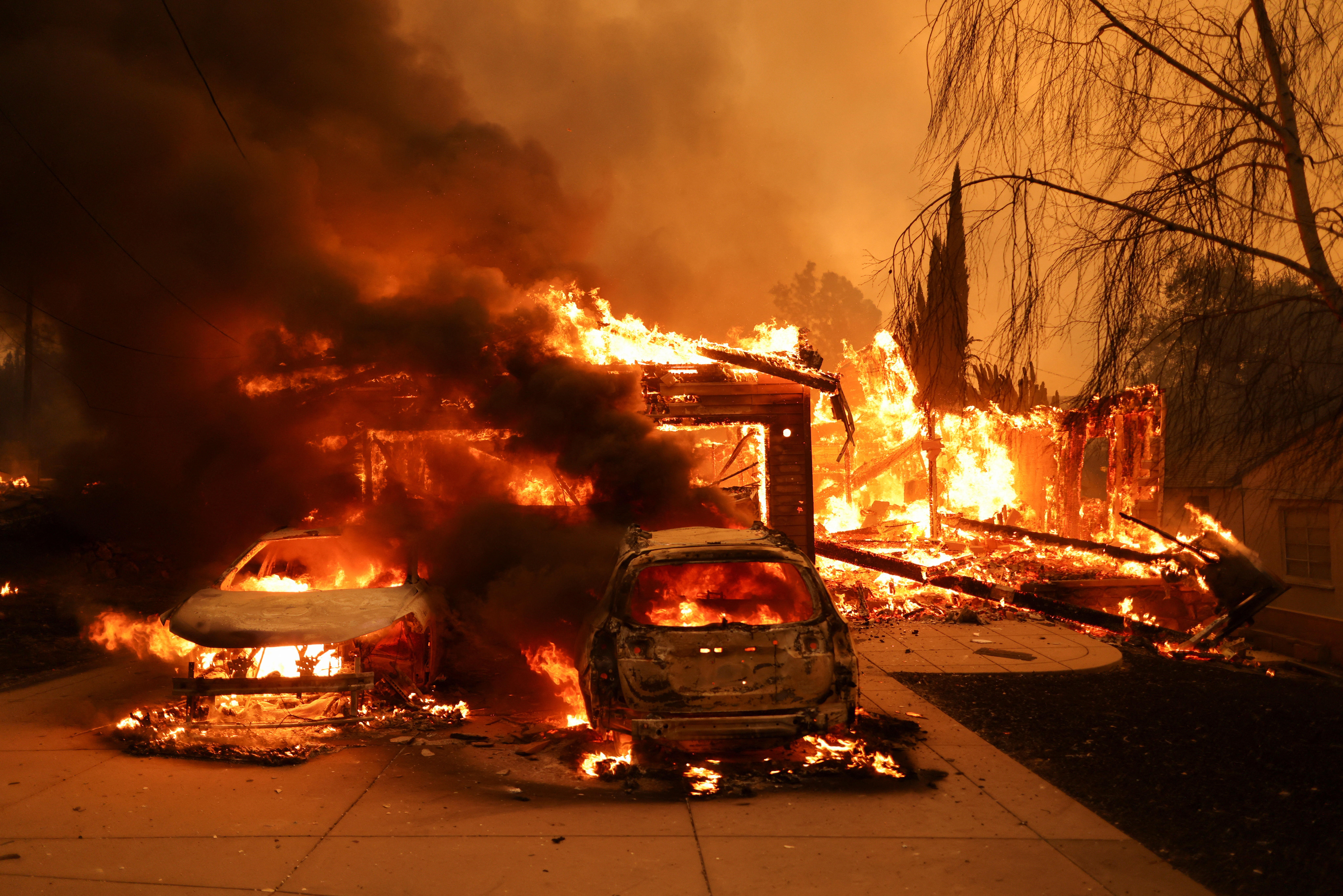 8038644-1 ▲▼ 美國洛杉磯大火。圖為阿爾塔迪納(Altadena)。(圖/路透)
