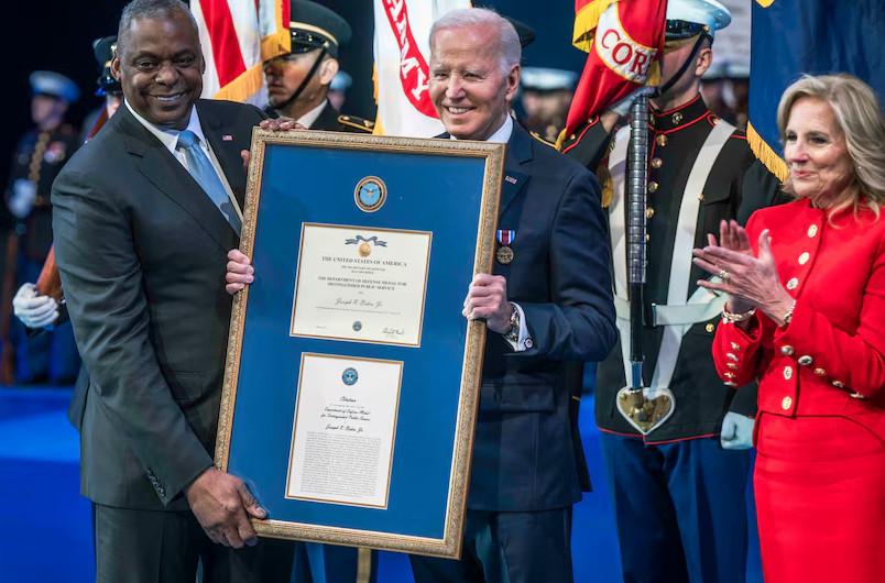 8052019-1 ▲▼ 美國國防部長奧斯汀(左)與總統拜登(中)。(圖/翻攝自美國國防部)