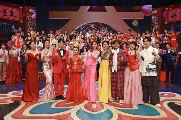 ▲白家綺爆乳跟老公吳東諺演出。（圖／民視提供）