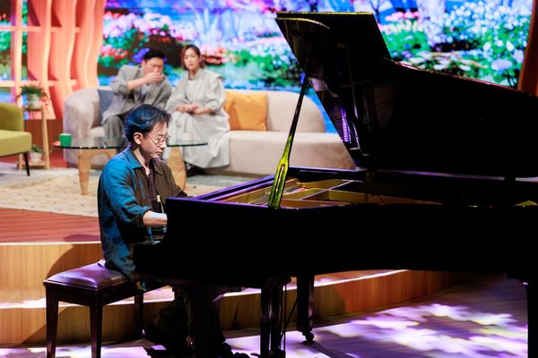 ▲劉謙彈琴也有一套。（圖／喜盟娛樂）