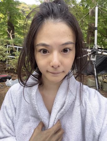 d8033769 ▲▼3AV女優全裸演屍體,露臀畫面電視台無碼放送。(圖/翻攝自X)
