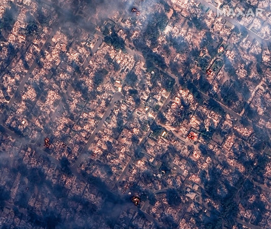 d8038643-1 ▲▼ 美國洛杉磯野火。圖為阿爾塔迪納(Altadena)野火肆虐前後對照。(圖/路透)