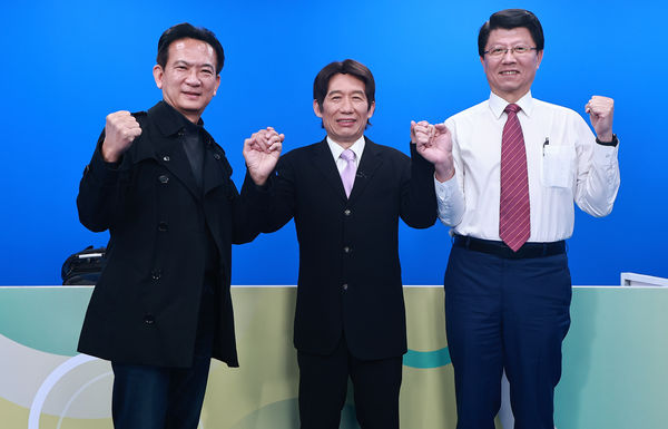 d8040158-1 ▲台南擬參選人林俊憲(左)跟謝龍介(右)上鄉民大學問率先尬場。(圖/節目提供)