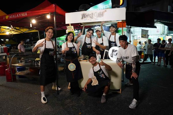 ▲苗可麗賣力推銷台灣特色小吃。（圖／三立提供）