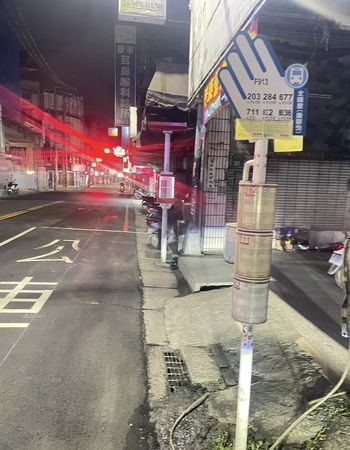 ▲▼陳國華與Ivy國二兒公車站前遭撞飛急診，深夜怒控摩托車騎士肇事逃逸。（圖／翻攝自臉書）