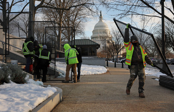 d8053771-1 ▲▼工人們正為川普的就職典禮設置屏障。(圖/路透)