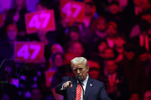 d8055326-1 ▲▼川普就職前夕,在華府第一資本競技館(Capital One Arena)發表演說。(圖/路透)