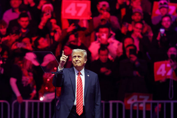 d8055327-2 ▲▼川普就職前夕,在華府第一資本競技館(Capital One Arena)發表演說。(圖/路透)