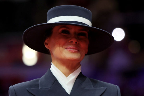 d8057458-1 ▲▼第一夫人梅蘭妮亞(Melania Trump)以俐落軍裝出席川普就職典禮。(圖/路透)