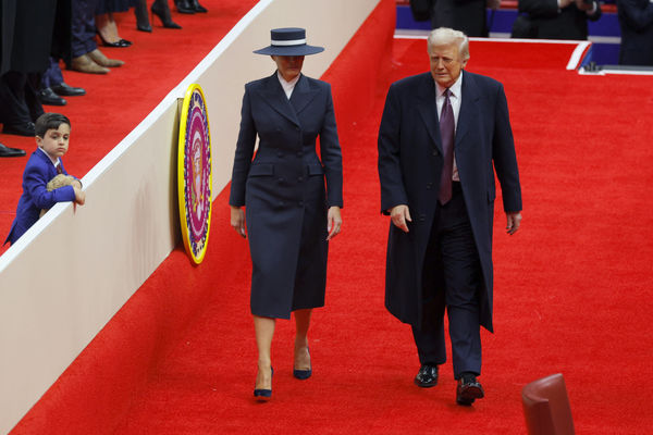 d8057460-1 ▲▼第一夫人梅蘭妮亞(Melania Trump)以俐落軍裝出席川普就職典禮。(圖/路透)