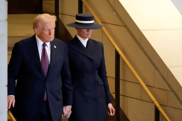 d8057463-1 ▲▼第一夫人梅蘭妮亞(Melania Trump)以俐落軍裝出席川普就職典禮。(圖/路透)