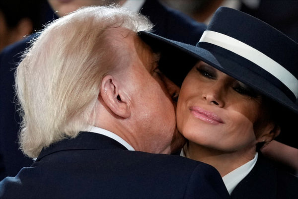 d8057464-1 ▲▼第一夫人梅蘭妮亞(Melania Trump)以俐落軍裝出席川普就職典禮。(圖/路透)