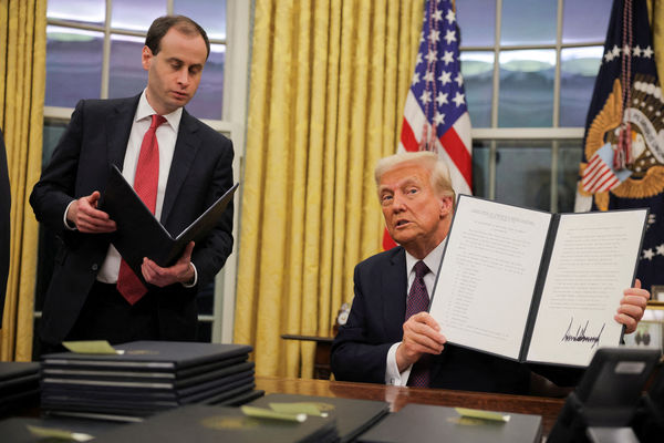 d8057568-2 ▲▼川普,橢圓形辦公室(Oval Office),簽署行政命令。(圖/路透)