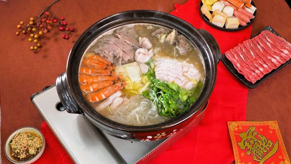 d8064127-1 ▲年菜特輯邀請模仿天王郭子乾(右)來下廚,節目上大秀模仿功力笑料不斷。(圖/全聯提供)