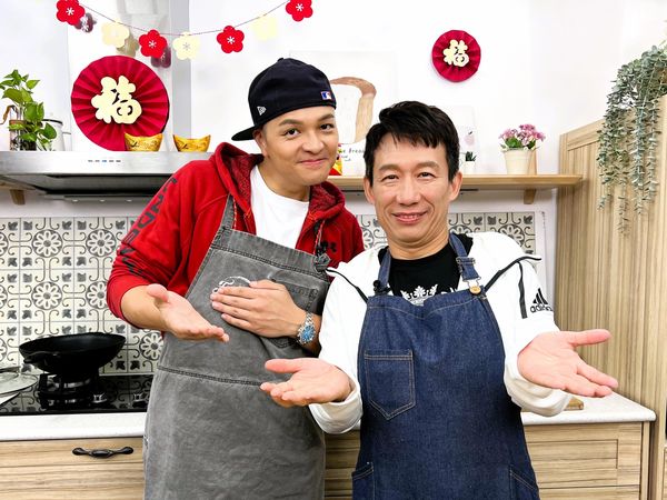 d8064128-1 ▲年菜特輯邀請模仿天王郭子乾(右)來下廚,節目上大秀模仿功力笑料不斷。(圖/全聯提供)