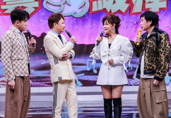 ▲陳孟賢索吻，造成吳美琳裙底走光。（圖／中視提供）