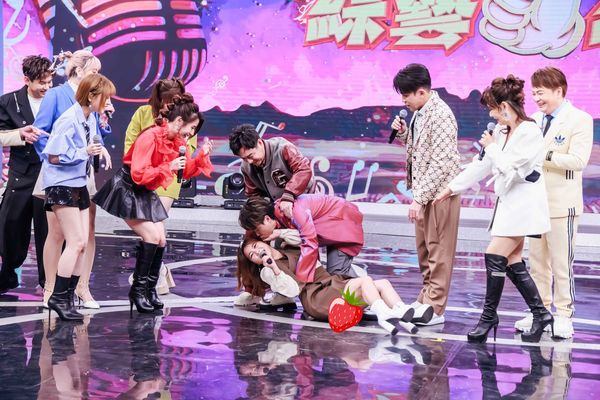 ▲陳孟賢索吻，造成吳美琳裙底走光。（圖／中視提供）