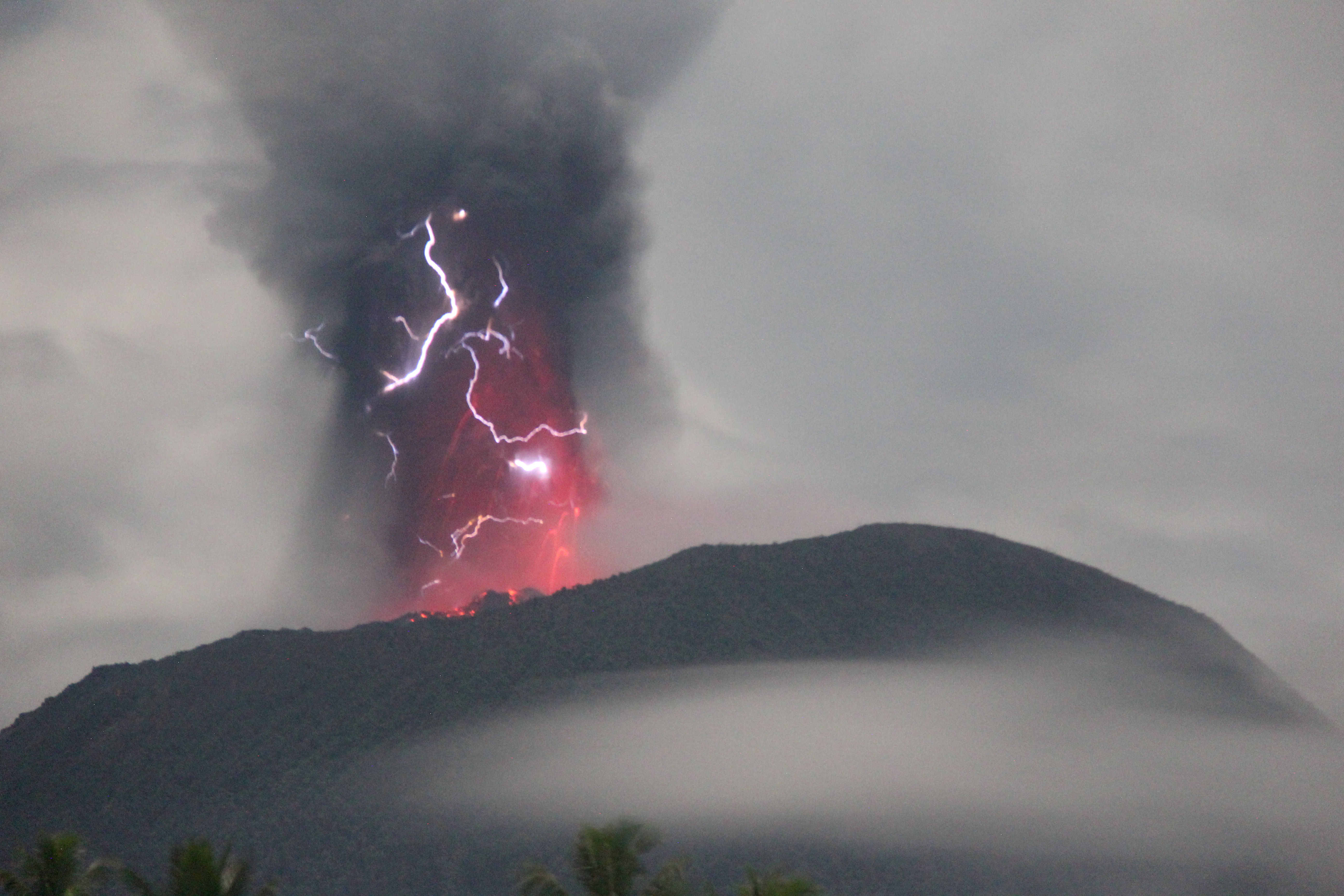 7680916 ▲▼印尼伊布火山噴發。(圖/路透)
