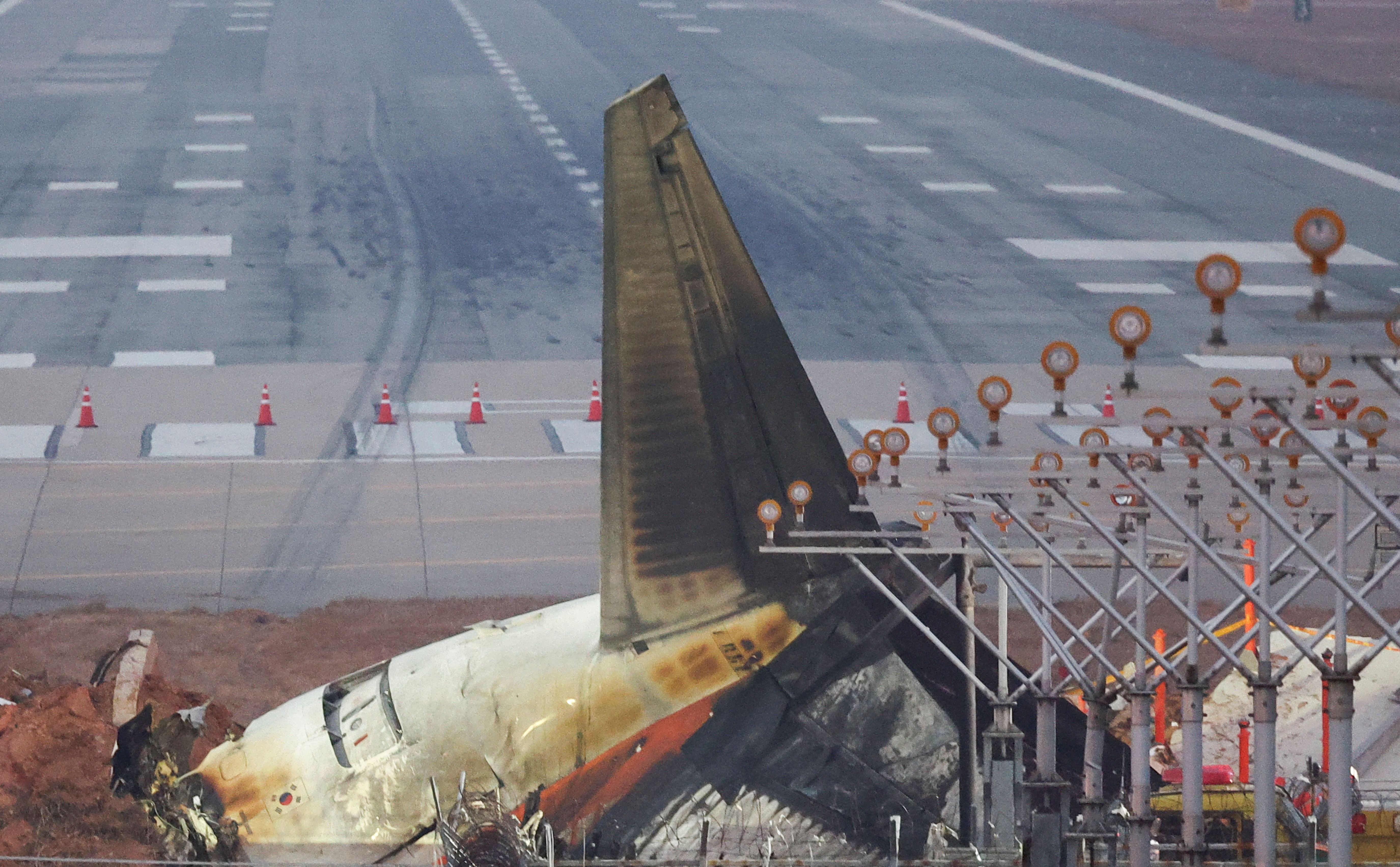 8025051 ▲▼濟州航空迫降務安機場時衝出跑道,撞上尾端的混凝土牆後爆炸。(圖/路透)