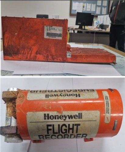 8025269 ▲▼濟州航空失事客機黑盒子FDR外型毀損,用來供應電源、傳送資料的電子連接器已經遺失。(圖/南韓國土交通部)