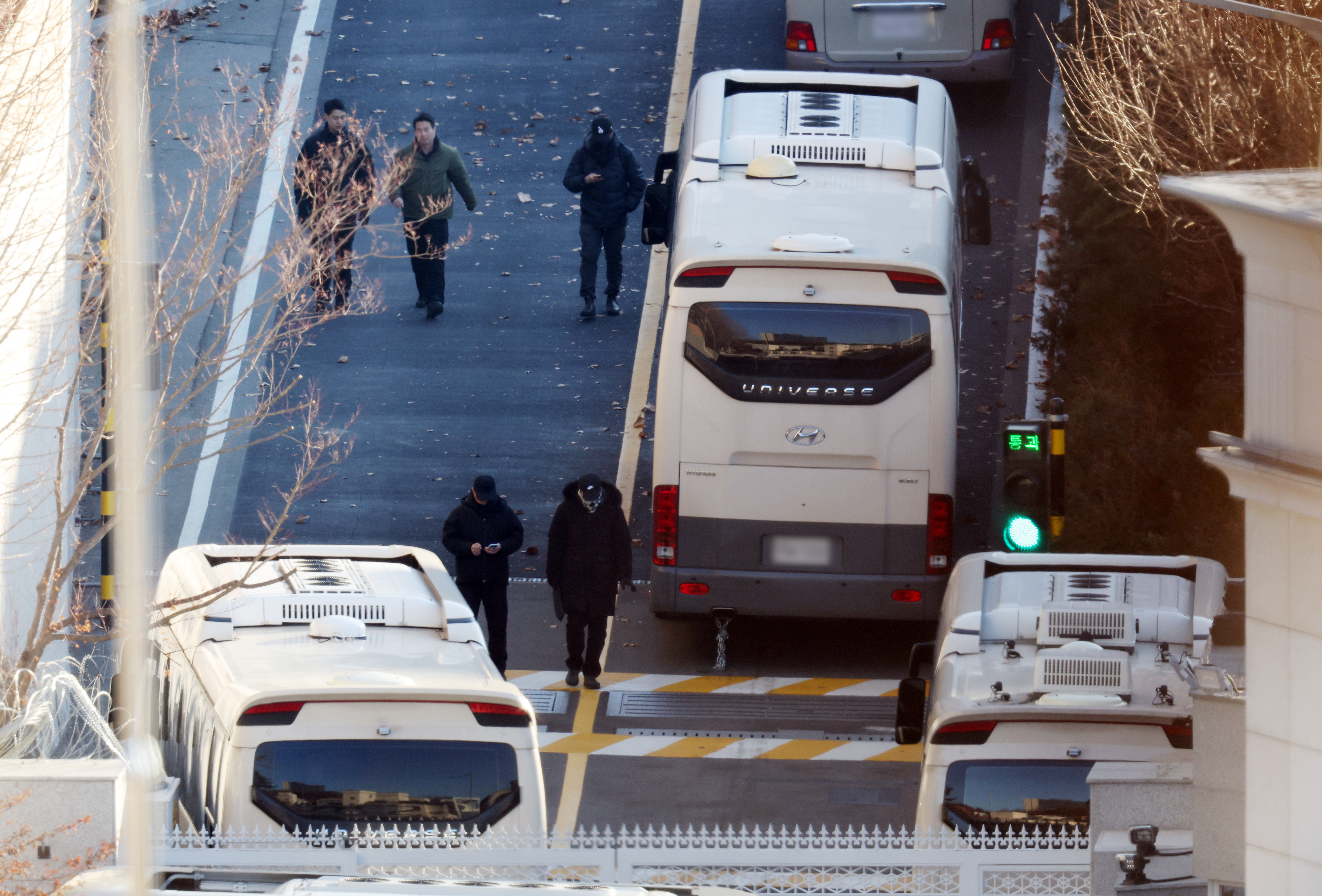 8041134 ▲▼南韓總統官邸外的3道防線,由多輛大型巴士組成車牆,阻擋警方進入。(圖/達志影像/newscom)