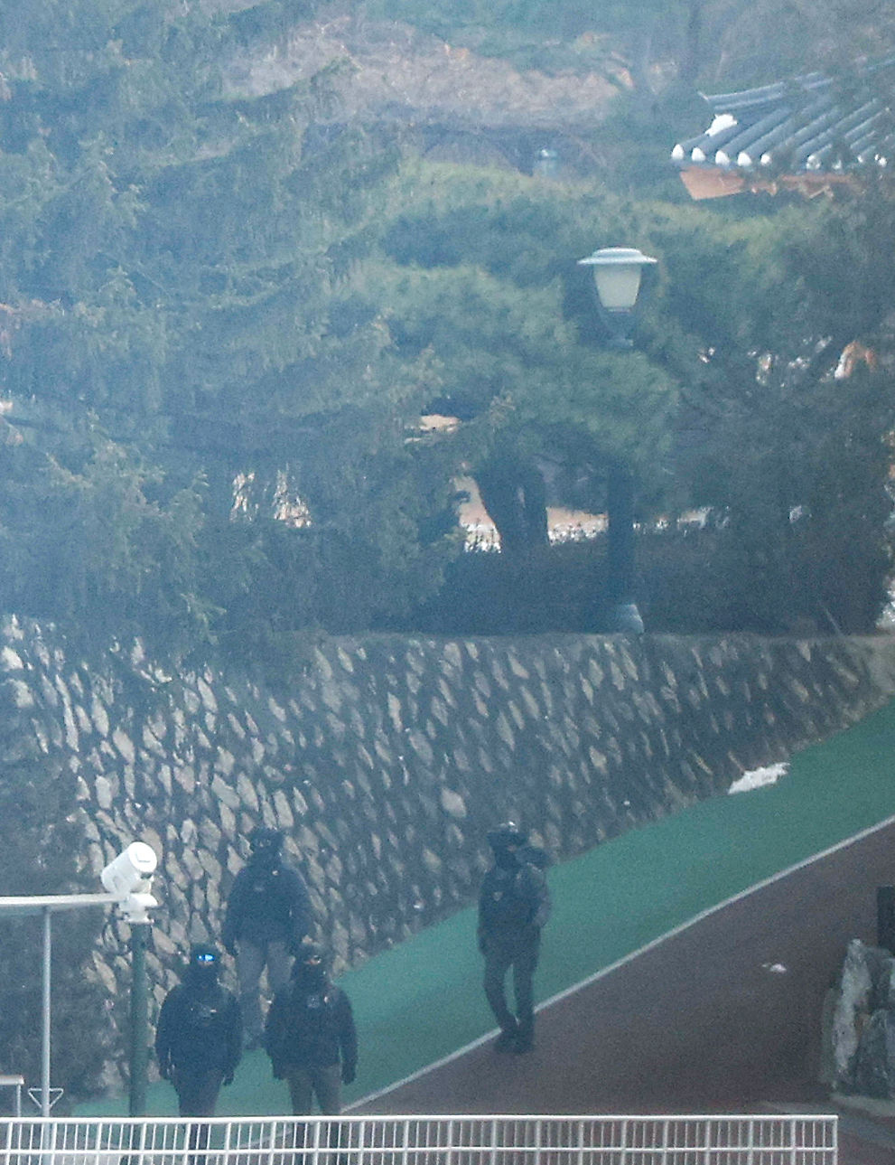 8044086 ▲▼南韓總統官邸前後門至少7輛大型巴士阻擋,疑似警護處人員出來巡邏。(圖/達志影像/newscom)
