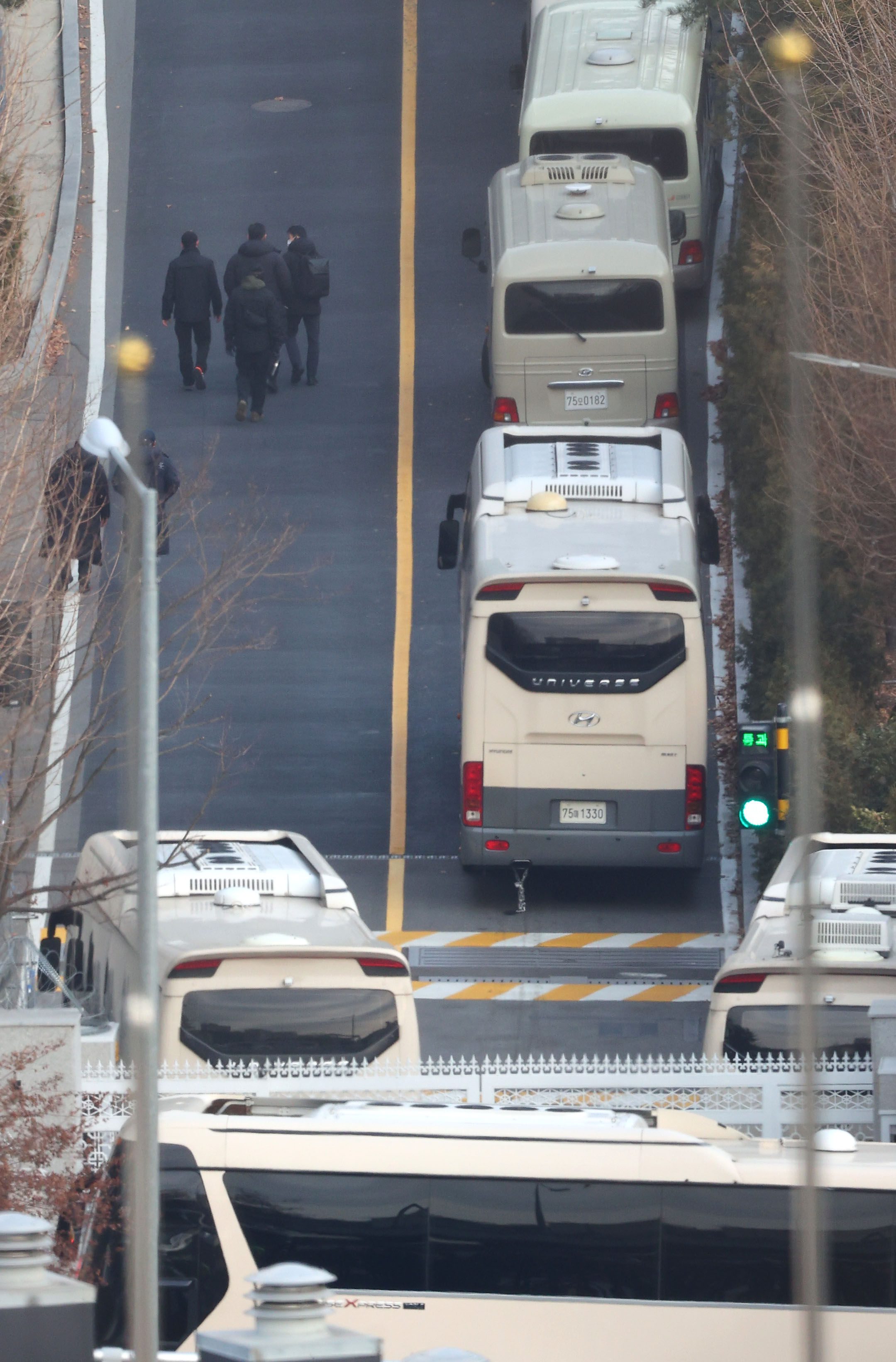 8044087 ▲▼南韓總統官邸前後門至少7輛大型巴士阻擋,疑似警護處人員出來巡邏。(圖/達志影像/newscom)