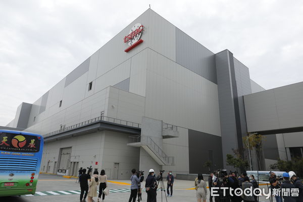 d6777103-1 ▲▼台積電3奈米量產暨擴廠典禮12/28於台南科學園區盛大舉行,台積電董事長劉德音、行政院副院長沈榮津、經濟部長王美花、台南市長黃偉哲等官員出席典禮,共同觀看上樑儀式。(圖/記者湯興漢攝)