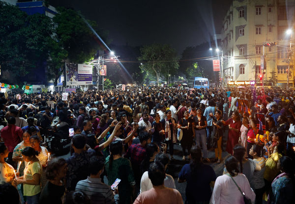 d7804076-1 ▲▼ 印度民眾群聚守夜,抗議加爾各答實習女醫師遭性侵身亡事件。(圖/路透)