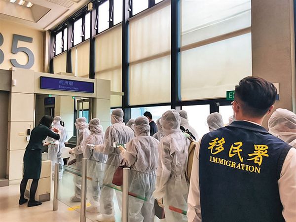 d8031467-1 當年觀宏專案爆出有152名越南客脫團逃逸,遭相關單位查緝後,於疫情期間遣返。(移民署提供)