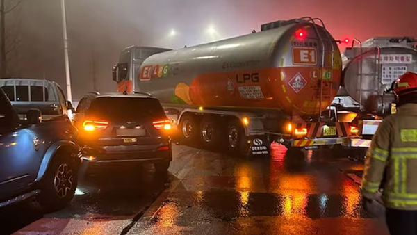 d8045228 ▲▼南韓高速公路44車追撞。(圖/翻攝自X)