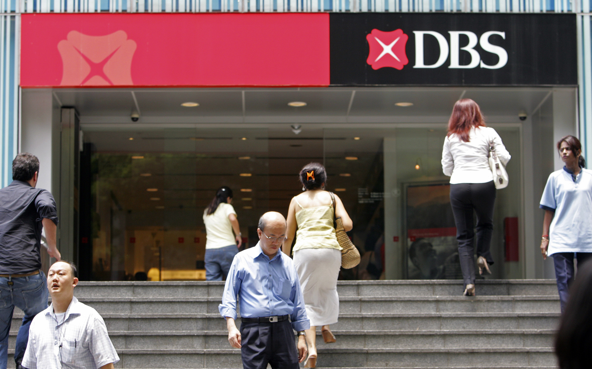 ▲▼新加坡民眾進出星展銀行（DBS）的一家分行。（圖／達志影像／美聯社）