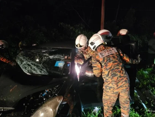 8068475 ▲▼台女駕車「失控逆向」撞死人! 衝入對向車道1死3傷。(圖/翻攝中國報)
