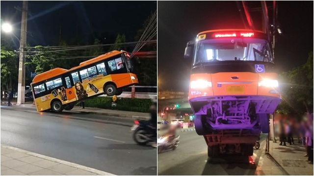 8082794 ▲▼公車當街「翹孤輪」驚險畫面曝光 泰國事故原因超離奇。(圖/翻攝X)