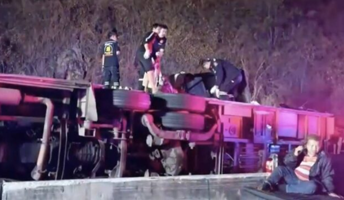 8102246-1 ▲▼泰國遊覽車翻覆「17死20命危」! 乘客臉部變形被壓車底。(圖/翻攝自khaosod)