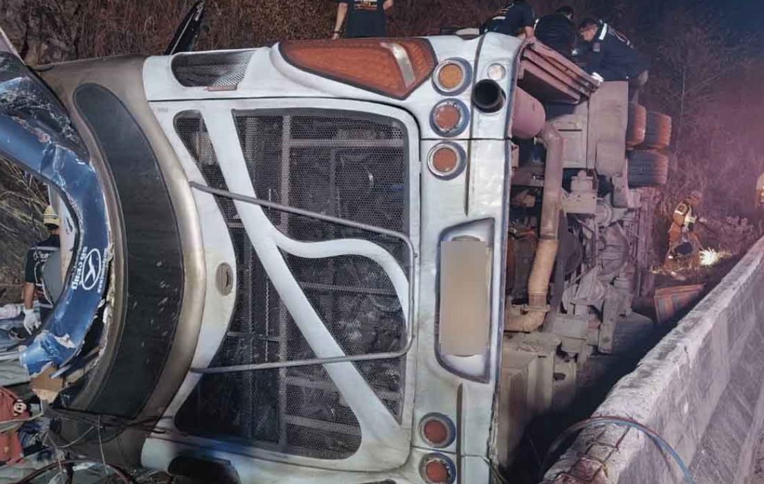 8102248-1 ▲▼泰國遊覽車翻覆「17死20命危」! 乘客臉部變形被壓車底。(圖/翻攝自khaosod)