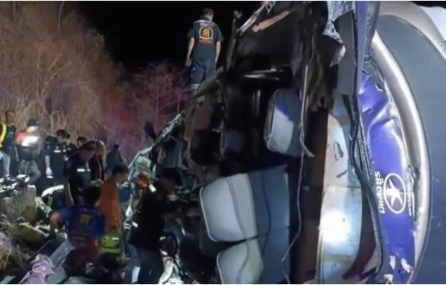 8102249-1 ▲▼泰國遊覽車翻覆「17死20命危」! 乘客臉部變形被壓車底。(圖/翻攝自khaosod)