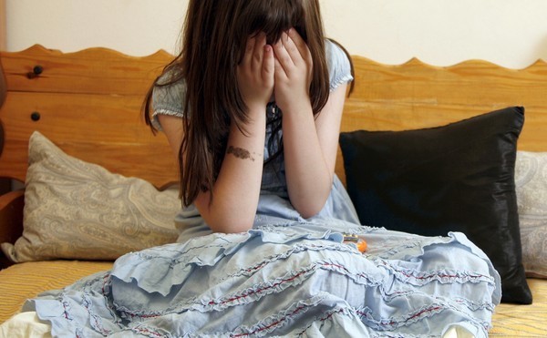 ▲桃園市呂姓男子2018年間與5歲孫女、妻子同床共眠，竟趁機偷摸其下體，被妻子驚覺怒打一巴掌後提告。（示意圖／視覺中國CFP）